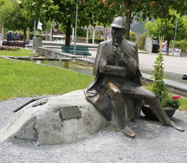 Estátua de Sherlock Holmes em frente ao Museu Sherlock Holmes em Meiringen, Suíça — Fotografia de Stock