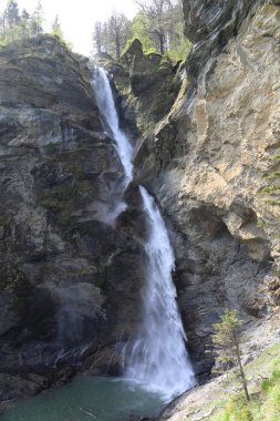 Ünlü Reichenbach Şelalesi Meiringen, İsviçre.