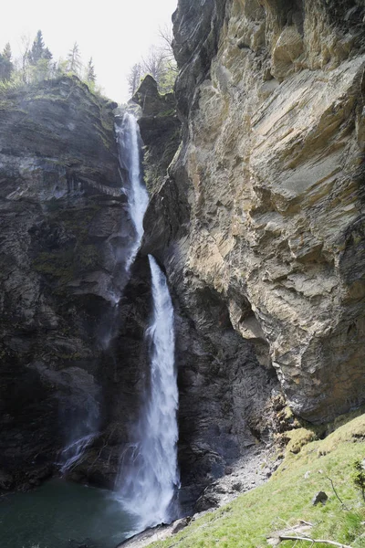 スイスのマイリンゲンで有名なライヘンバッハの滝. — ストック写真