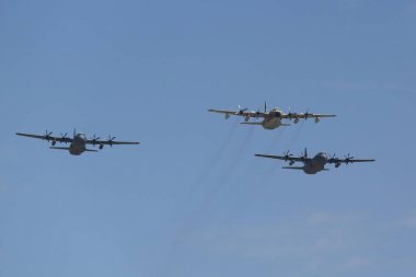 C-130 Herkül (ön) ve C-130j Super Herkül askeri nakliye uçağı İsrail'in yıllık Bağımsızlık günü hava kuvvetleri köprü sırasında