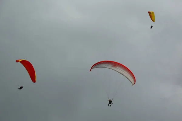 Tandem skärmflygning flyg över de schweiziska Alperna — Stockfoto