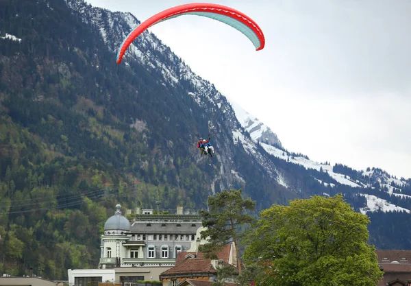 Tandem-paragliding vluchten over de Zwitserse Alpen — Stockfoto