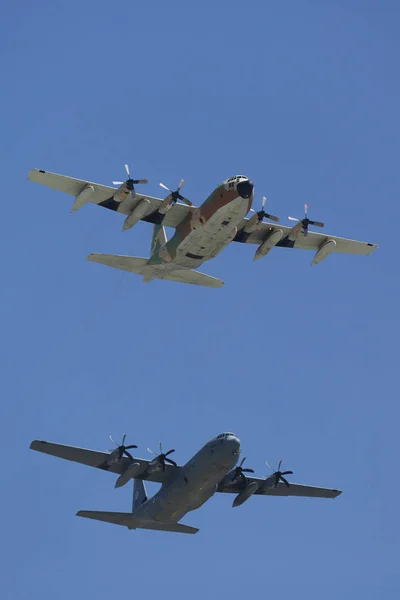 C-130 Hercules (avant) et C-130J Super Hercules avions de transport militaire lors de la Journée annuelle de l'indépendance d'Israël Survol de la Force aérienne — Photo