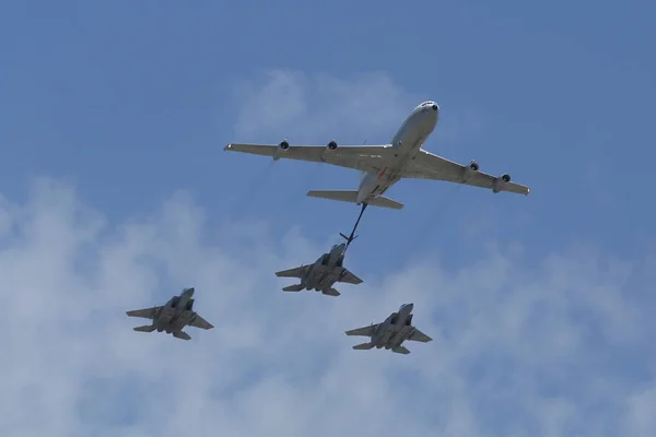 Boeing 707 refueling tanker in formation with F-15I all-weather multi role strike fighter during Israel's Annual Independence Day Air Force Flyover — Stock Photo, Image