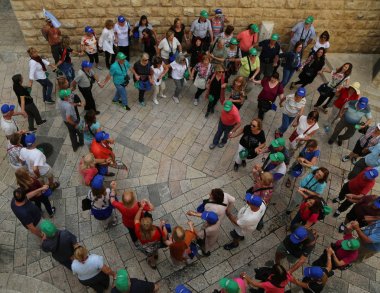  Arjantinli turistler eski şehir Kudüs Caddesi'nde dans