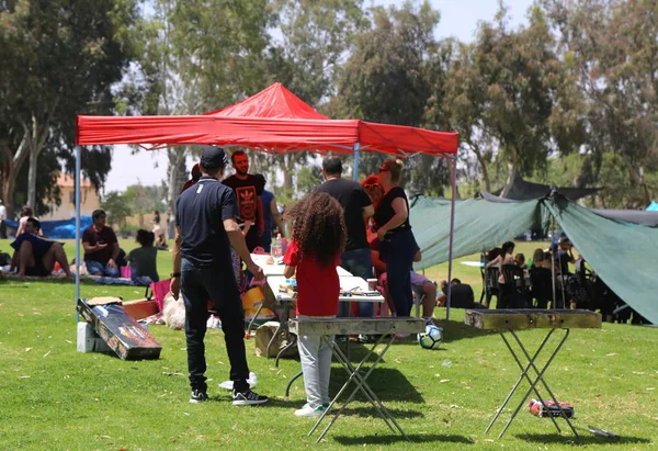 以色列庆祝以色列每年独立日户外烹饪烧烤啤酒示巴在公园 — 图库照片