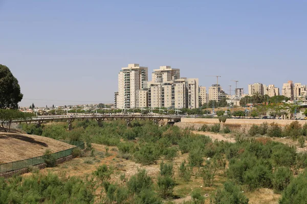 Ponte de tubos e edifícios modernos em Beer Sheba, Israel — Fotografia de Stock