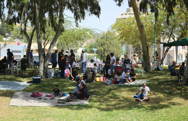 Israeli celebrate Israel's Annual Independence Day outdoors cooking BBQ in the park in Beer Sheba — Stock Photo, Image