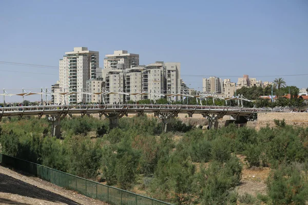Puente de Tuberías y edificios modernos en Beer Sheba, Israel — Foto de Stock