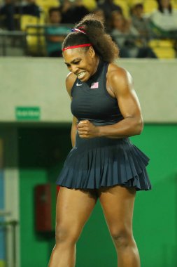 Olimpiyat Şampiyonu Serena Williams Amerika Birleşik Devletleri içinde hareket sırasında Tekler ikinci tur Rio 2016 Olimpiyat Oyunları, maç.