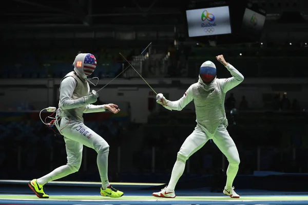 Fencer of Team USA L competes against Team Russia fencer in the Men`s team foil of the Rio 2016 Olympic Games — Stock Photo, Image
