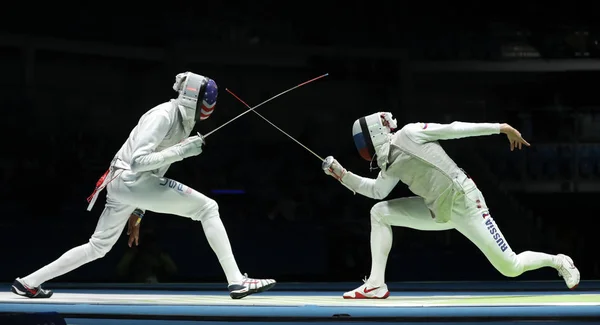 Esgrima del equipo USA L compite contra el equipo Rusia esgrima en la hoja del equipo masculino de los Juegos Olímpicos de Río 2016 — Foto de Stock