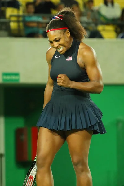 Campeã olímpica Serena Williams dos Estados Unidos em ação durante sua segunda rodada individual dos Jogos Olímpicos Rio 2016 — Fotografia de Stock
