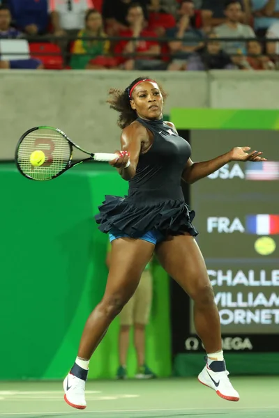 Olympijská vítězka Serena Williamsová z USA v akci během její singly druhého kola zápas olympijské hry Rio 2016 — Stock fotografie