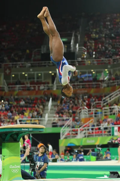 女性の万能体操リオ 2016年オリンピックでボルトを競合するアメリカ合衆国のシモーネ ・ バイルズのオリンピック チャンピオン — ストック写真