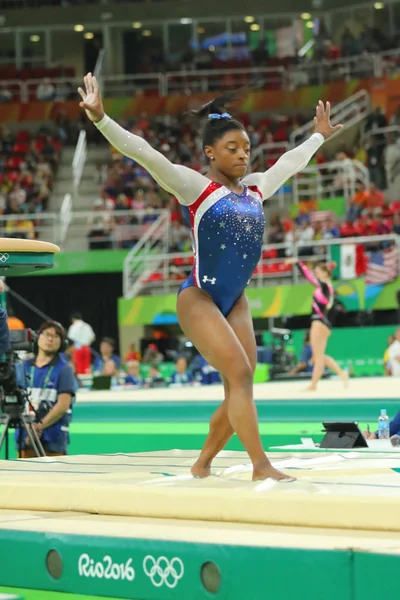 La campeona olímpica Simone Biles de Estados Unidos compite con una bóveda en la gimnasia femenina en los Juegos Olímpicos de Río 2016 — Foto de Stock