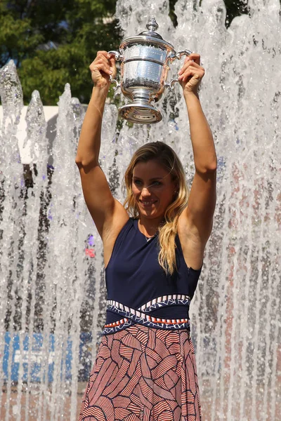 Dwa razy Grand Slam Championem Angelique Kerber Niemcy stwarzające z Us Open trofeum po jej zwycięstwie nas Open 2016 — Zdjęcie stockowe