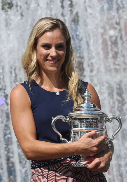 Two times Grand Slam champion Angelique Kerber of Germany posing with US Open trophy after her victory at US Open 2016 — Stock Photo, Image
