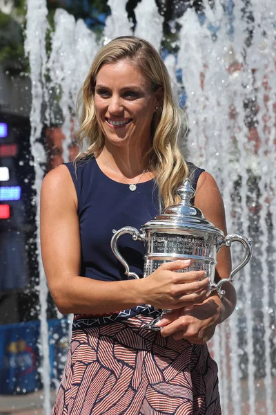 Die zweimalige Grand-Slam-Siegerin Angelique Kerber posiert nach ihrem Sieg bei den US Open 2016 mit der offenen Trophäe — Stockfoto