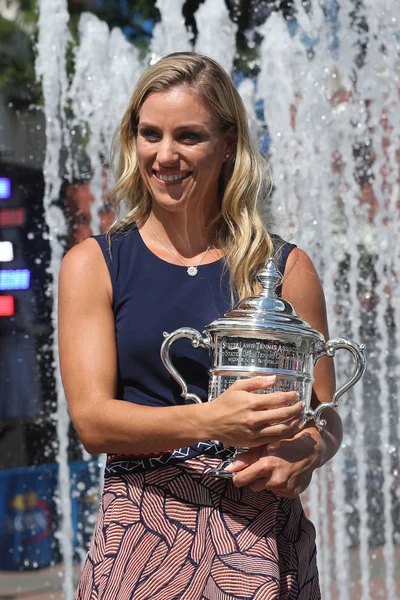 Twee keer Grand Slam champion Angelique Kerber van Duitsland poseren met trofee van de Us Open na haar overwinning bij ons Open 2016 — Stockfoto