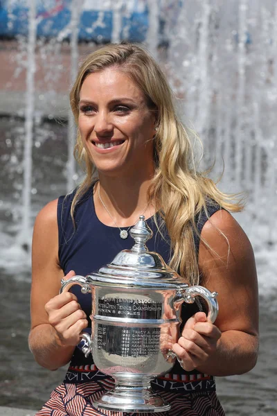 Duas vezes campeã do Grand Slam Angelique Kerber da Alemanha posando com troféu US Open após sua vitória no US Open 2016 — Fotografia de Stock