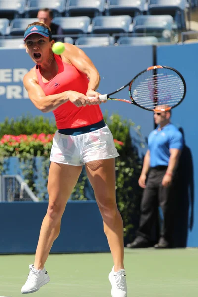 Tennisprofi Simona Halep aus Rumänien in Aktion bei ihrem Erstrundenmatch bei den US Open 2016 — Stockfoto