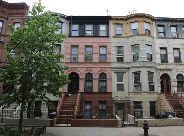 New York City brownstones történelmi magasságokba Prospect környéken — Stock Fotó