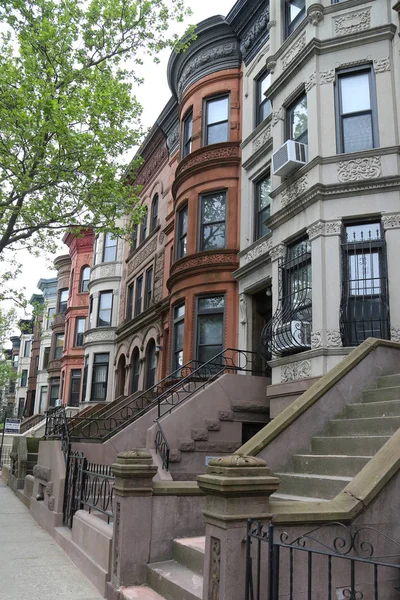 New York City Brownstones auf historischen Aussichten Höhen Nachbarschaft — Stockfoto