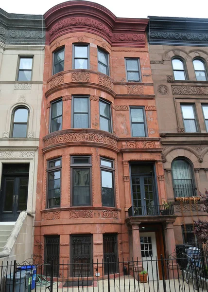 纽约城赤褐色砂石建筑在历史展望高地附近 — 图库照片