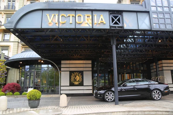 Jaguar XJ auto di lusso di fronte alla storica Victoria Jungfrau Grand Hotel and Spa — Foto Stock