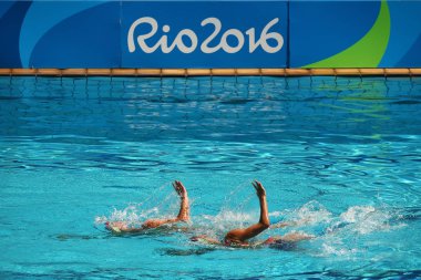 Lolita Ananasova ve Anna Voloshyna Ukrayna'nın senkronize yüzme duets ücretsiz rutin başlangıç Rio 2016 Olimpiyat Oyunları sırasında rekabet 