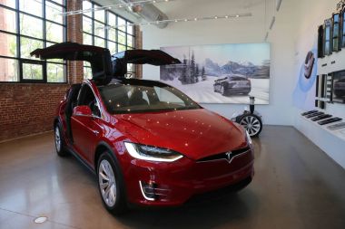 Tesla Model X ekranda