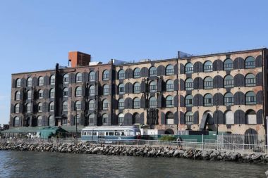 Fairway Pazar Red Hook bölümünde Brooklyn önünde eski tramvay