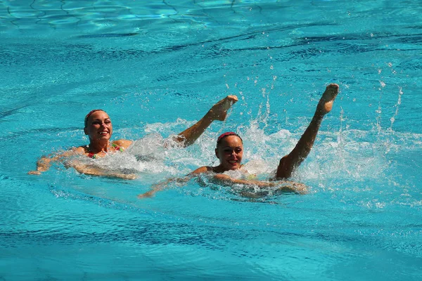 Lolita Ananasova y Anna Voloshyna de Ucrania compiten durante los duetos de natación sincronizados de rutina libre preliminar de los Juegos Olímpicos de Río 2016 — Foto de Stock