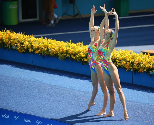 Lolita Ananasova en Anna Voloshyna van Oekraïne concurreren tijdens Synchroonzwemmen duetten vrije routine inleiding van de Olympische spelen Rio 2016 — Stockfoto
