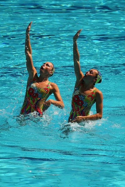 Lolita Ananasova y Anna Voloshyna de Ucrania compiten durante los duetos de natación sincronizados de rutina libre preliminar de los Juegos Olímpicos de Río 2016 — Foto de Stock