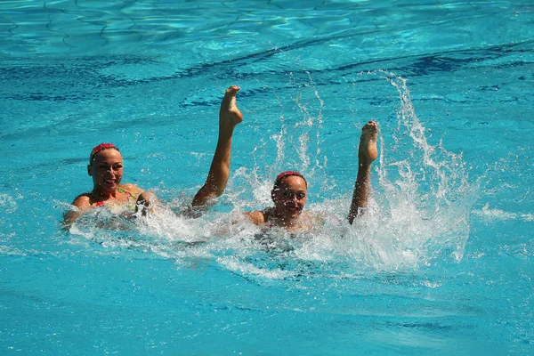 Lolita Ananasova e Anna Voloshyna da Ucrânia competem durante duetos de natação sincronizados rotina gratuita preliminar dos Jogos Olímpicos Rio 2016 — Fotografia de Stock