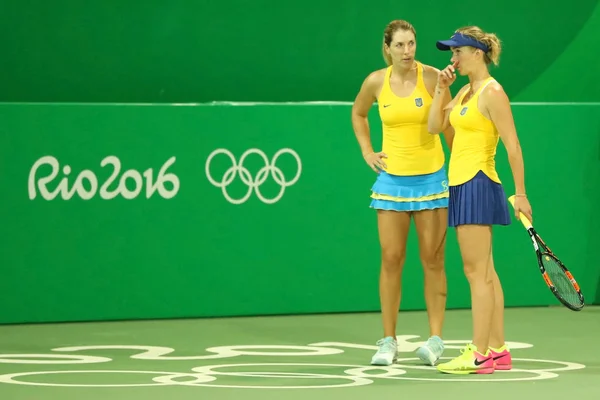 Jogadores de tênis Elina Svitolina (R) e Olga Savchuk da Ucrânia em ação durante dupla primeira rodada dos Jogos Olímpicos Rio 2016 no Centro Olímpico de Tênis — Fotografia de Stock