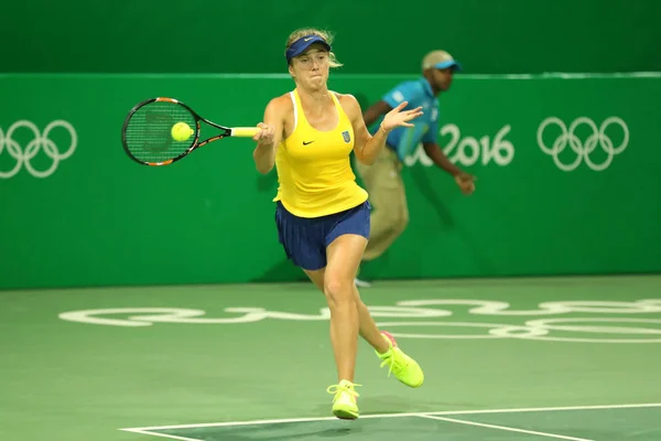 Jugadora de tenis Elina Svitolina de Ucrania en acción durante el partido de la primera ronda de dobles de los Juegos Olímpicos de Río 2016 en el Centro de Tenis Olímpico — Foto de Stock