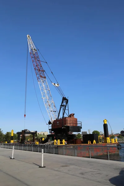 Floating crane barge in Red Hook section of Brooklyn — Stock Photo, Image