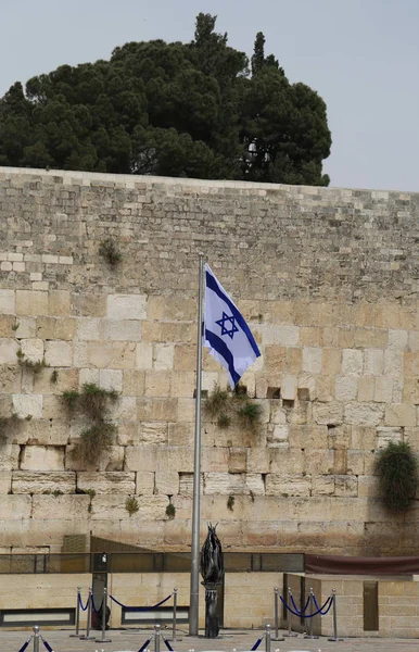 Izraelskie flagi przed ścianą płaczu starego miasta w Jerozolimie. — Zdjęcie stockowe