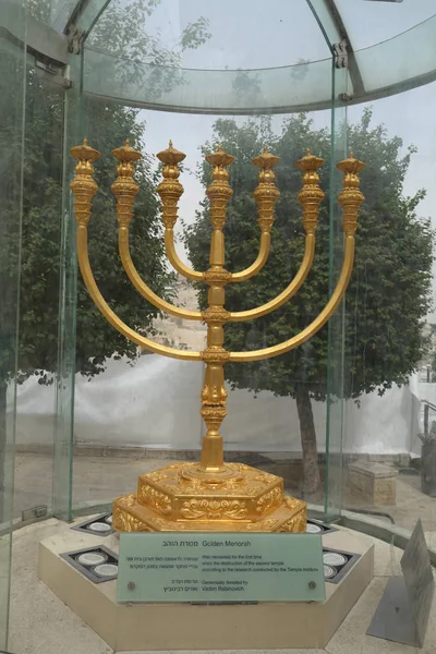 La menorá de oro ubicada en el barrio judío de la Ciudad Vieja de Jerusalén — Foto de Stock