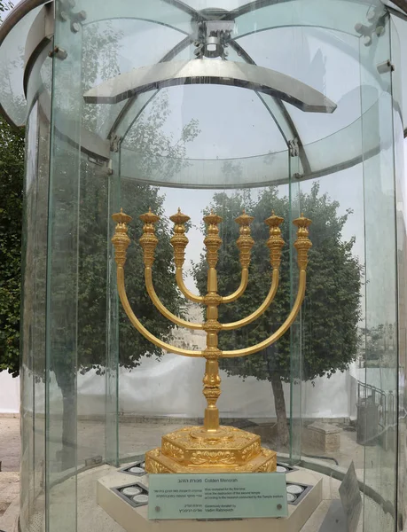 La menorá de oro ubicada en el barrio judío de la Ciudad Vieja de Jerusalén — Foto de Stock