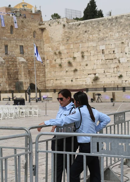 Polícias israelenses fornecem segurança ao lado do Muro Ocidental na Cidade Velha de Jerusalém . — Fotografia de Stock