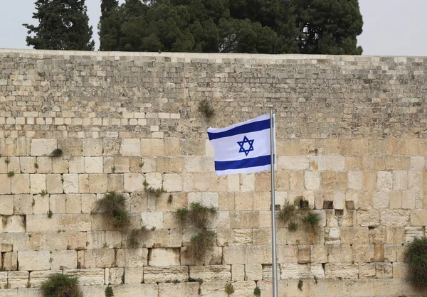 Israelische Flagge vor der Westmauer in der Altstadt von jerusalem. — Stockfoto