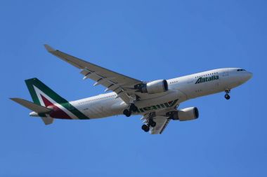 New York Jfk Uluslararası Havaalanı'nda iniş için Alitalia Airbus A330 iner
