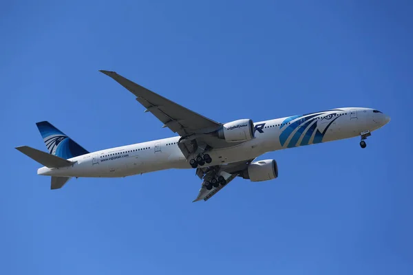 EgyptAir Boeing 777 desce para desembarque no Aeroporto Internacional JFK em Nova York — Fotografia de Stock