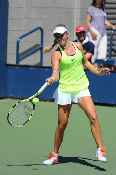 Tenista profissional Catherine Bellis dos Estados Unidos em ação durante sua primeira partida no US Open 2016 — Fotografia de Stock