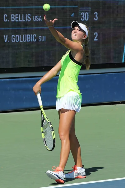 La tenista profesional Catherine Bellis de Estados Unidos en acción durante su primer partido de ronda en el US Open 2016 —  Fotos de Stock