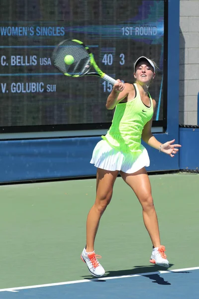 Tenista profissional Catherine Bellis dos Estados Unidos em ação durante sua primeira partida no US Open 2016 — Fotografia de Stock